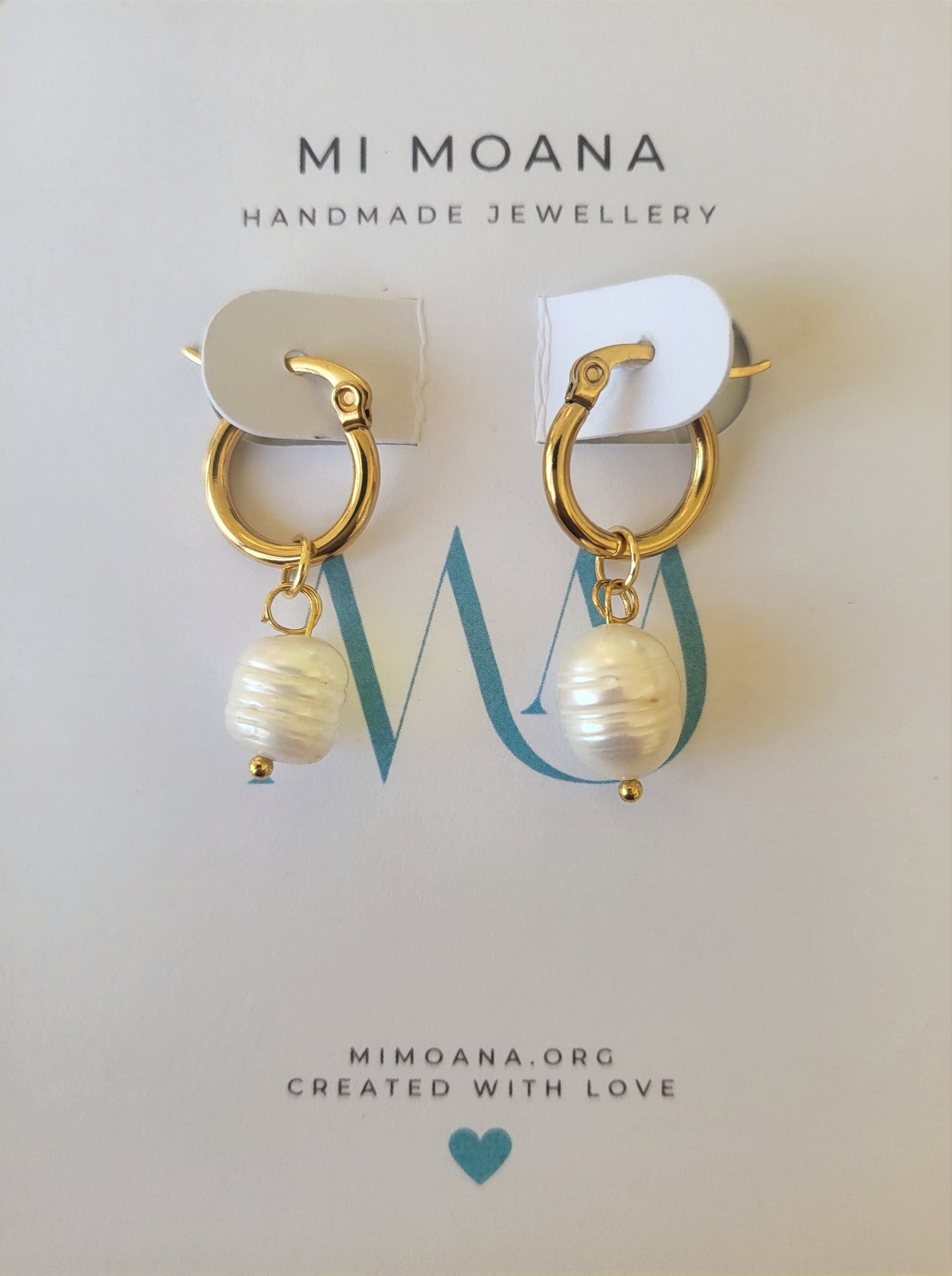 Earrings with natural pearl
