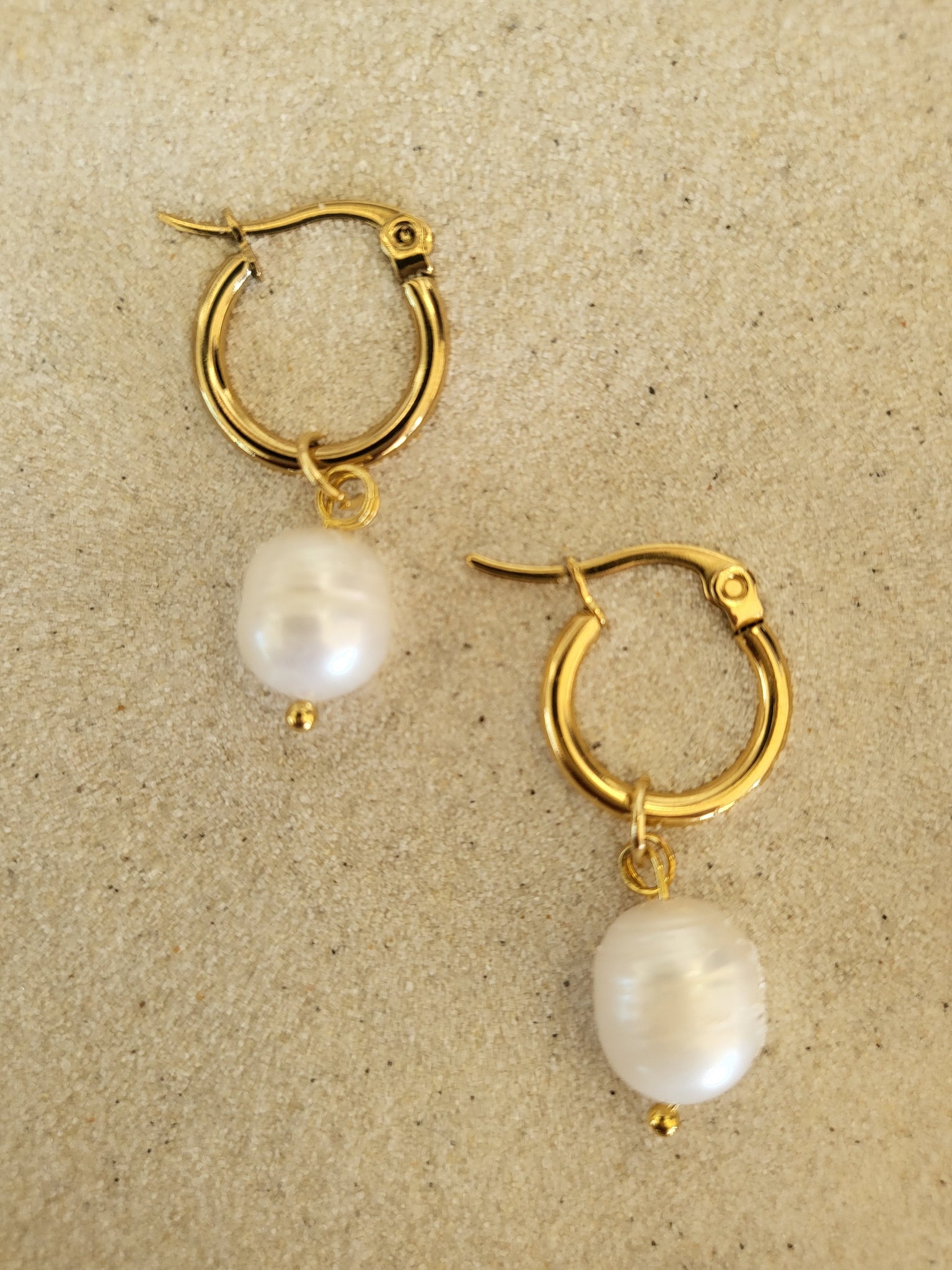Earrings with natural pearl