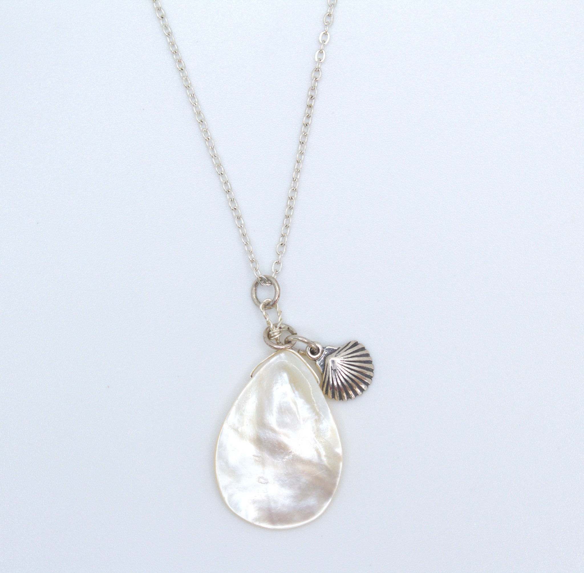 Necklace made of sterling silver with shell of pearl and charm