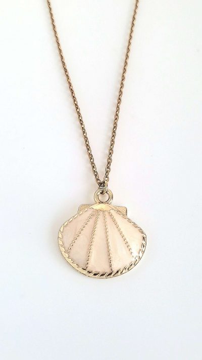 Necklace with enamal shell