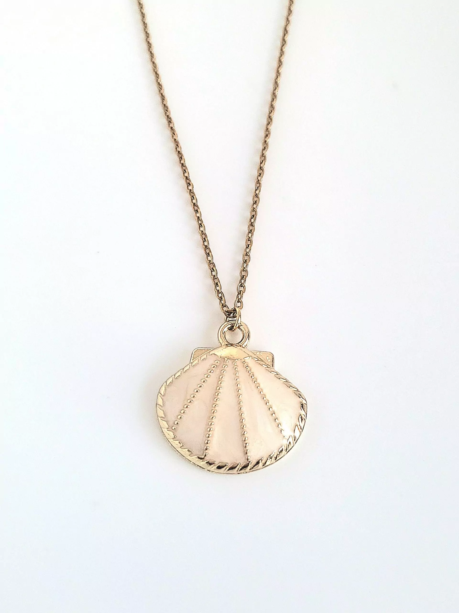 Necklace with enamal shell