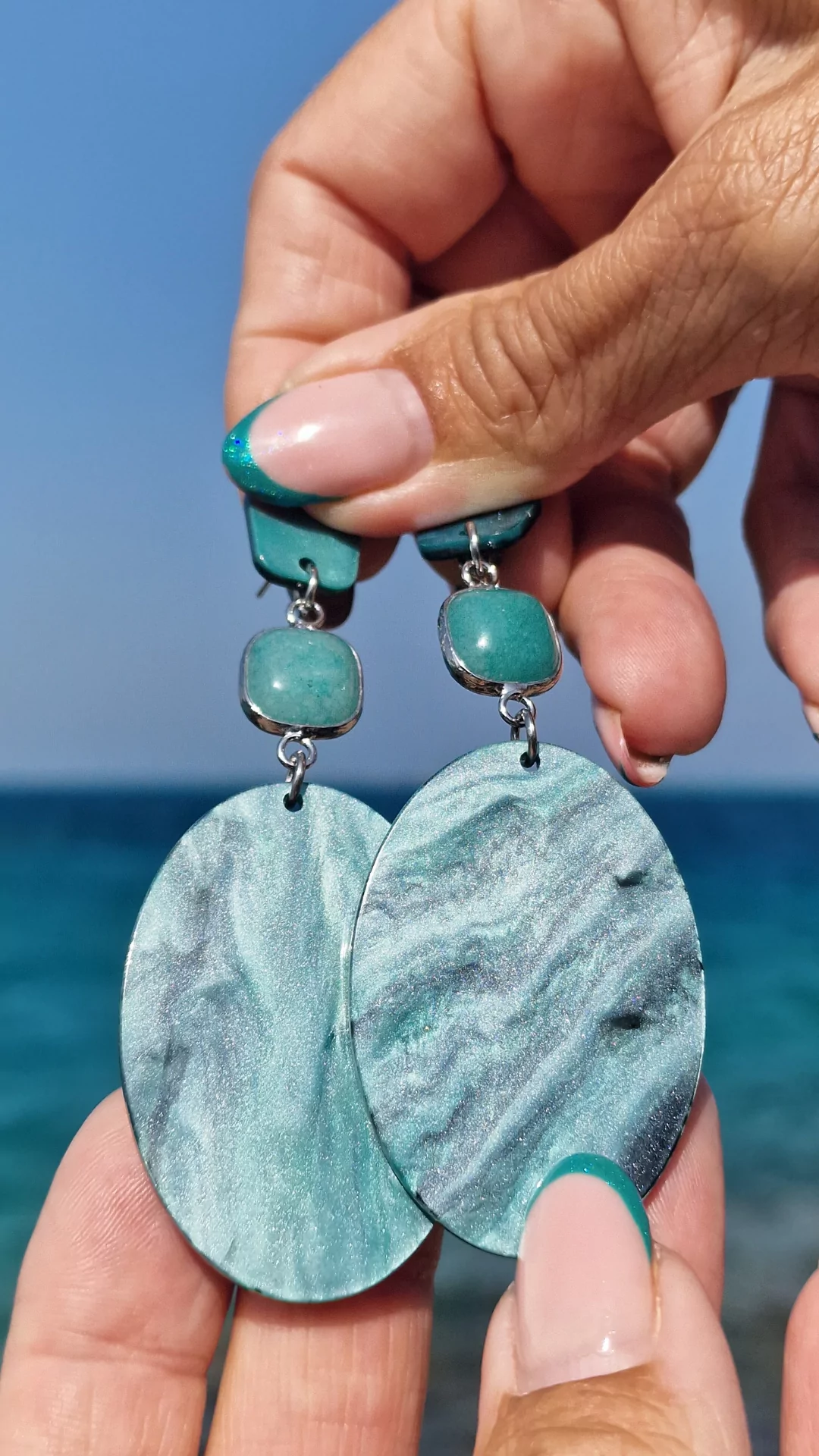 Earrings with semi-precious gemstone