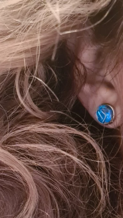 Studs stainless steel with ocean plastic. In several colors. Non-tarnish. The studs are 12mm.
