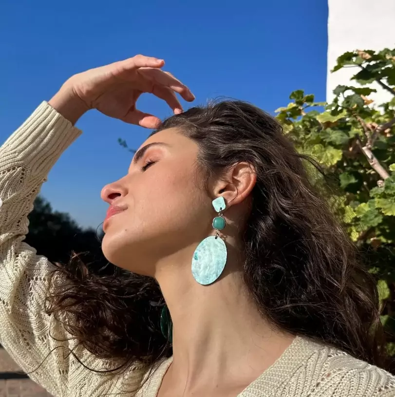 Earrings with semi-precious gemstone